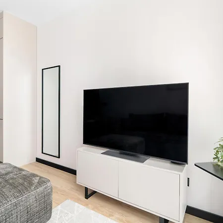 Functional With A Balcony And Parking Close To Spaces By Renters * بوزنان