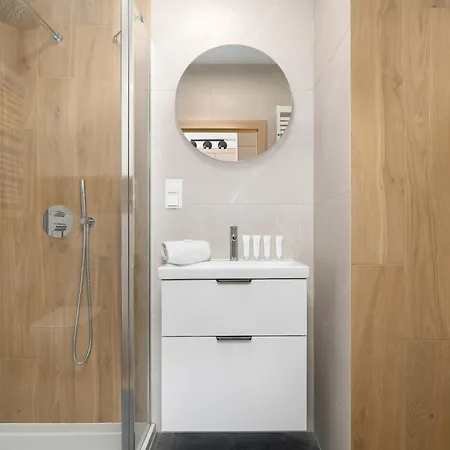 Functional With A Balcony And Parking Close To Spaces By Renters Apartman *