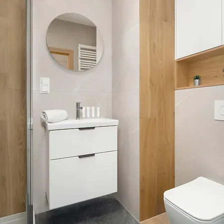 Functional With A Balcony And Parking Close To Spaces By Renters بوزنان